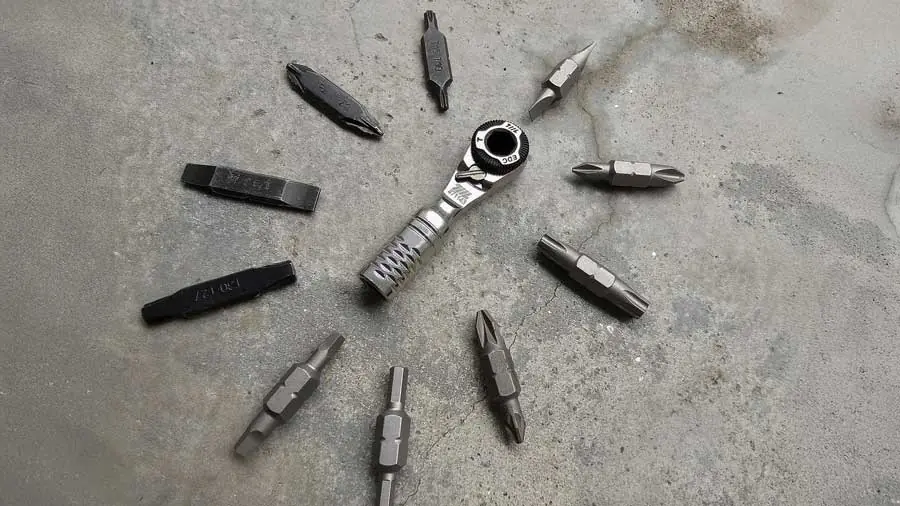EDC-Mini-Ratschenschlüssel in der Hand eines Technikers mit passendem Bit